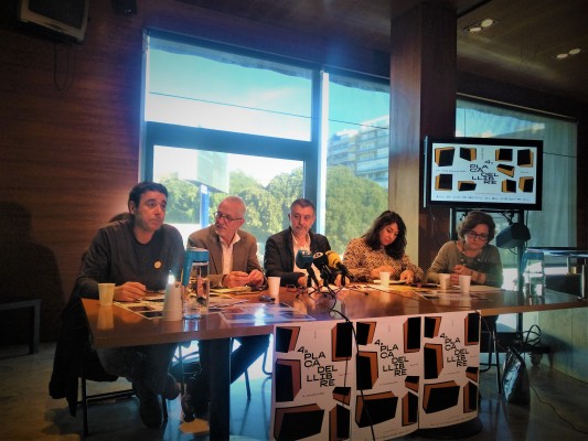 IV Plaça del Llibre a Alacant: ‘desfullant’ l’amor per les lletres en valencià

