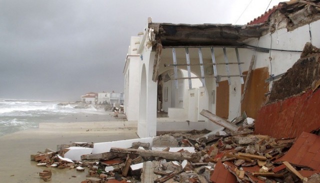 Costas autoriza a los vecinos de las viviendas de Dénia arrasadas por el temporal construir una escollera de protección