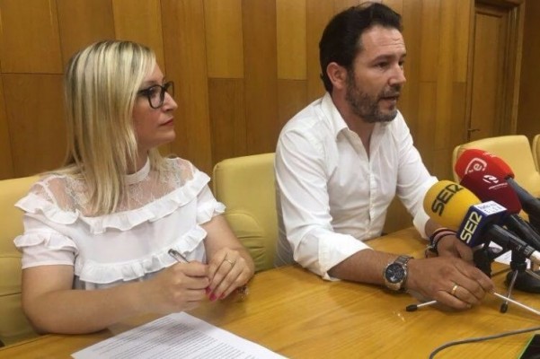 Marzà agota el papel en Elda: el PP anima a los vecinos a recibirle 