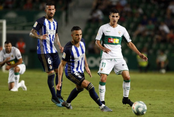 Cinco jugadores del Elche están a una tarjeta de la suspensión