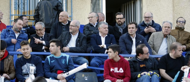 Una foto con cuatro presidentes del Hércules