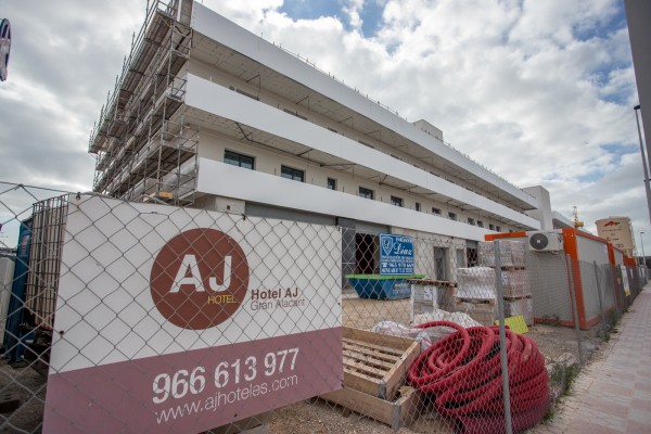Así será el futuro hotel AJ de Gran Alacant: cuatro estrellas y bajos con clínica y locales comerciales