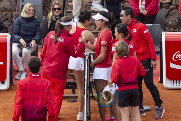 Japón logra el punto del honor con el doble Aoyama-Shibahara en el fin de la fiesta española