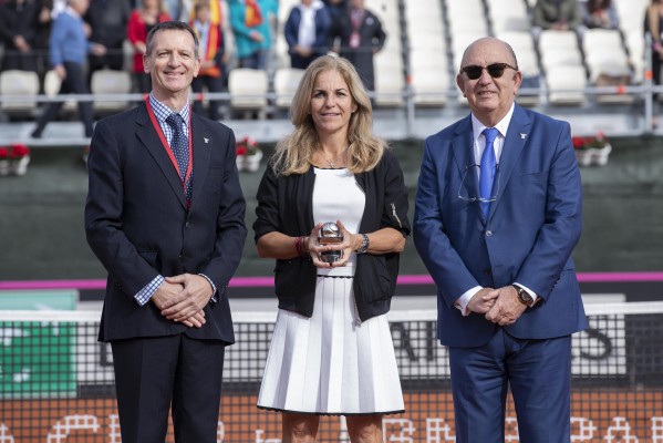 Arantxa Sánchez Vicario recibe el Premio al Compromiso de la ITF en La Manga Club