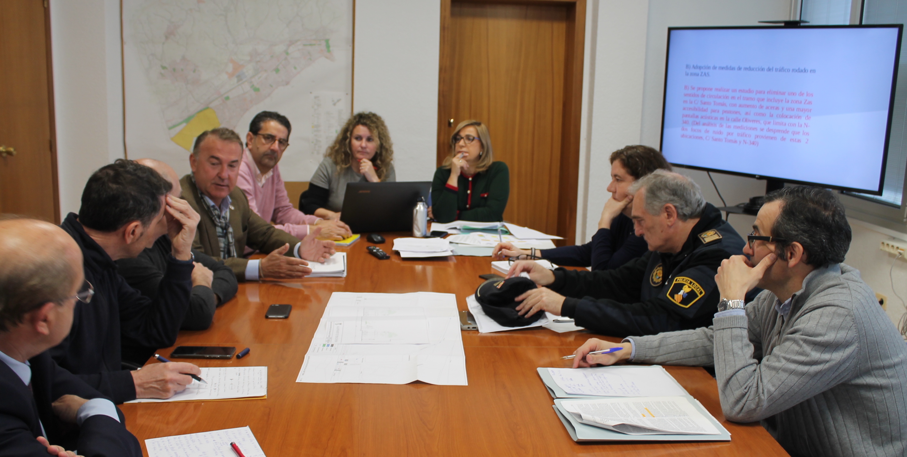 Benicàssim baraja limitar el tráfico a un sentido en la calle Santo Tomás para reducir el ruido de tascas 