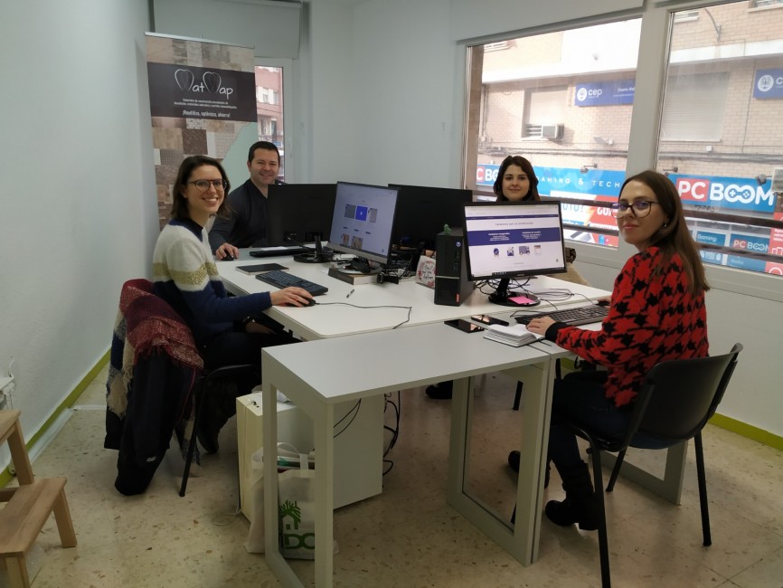 María Martínez, Marc Alemany, Cristina Mira y Elena Gambin, miembros de MatMap. Foto: AP - 