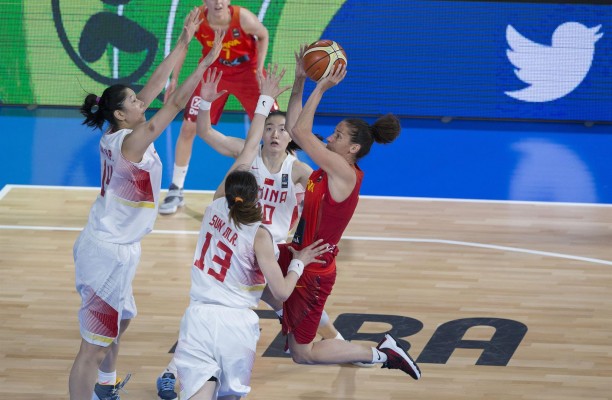 España busca su quinto billete olímpico ante China