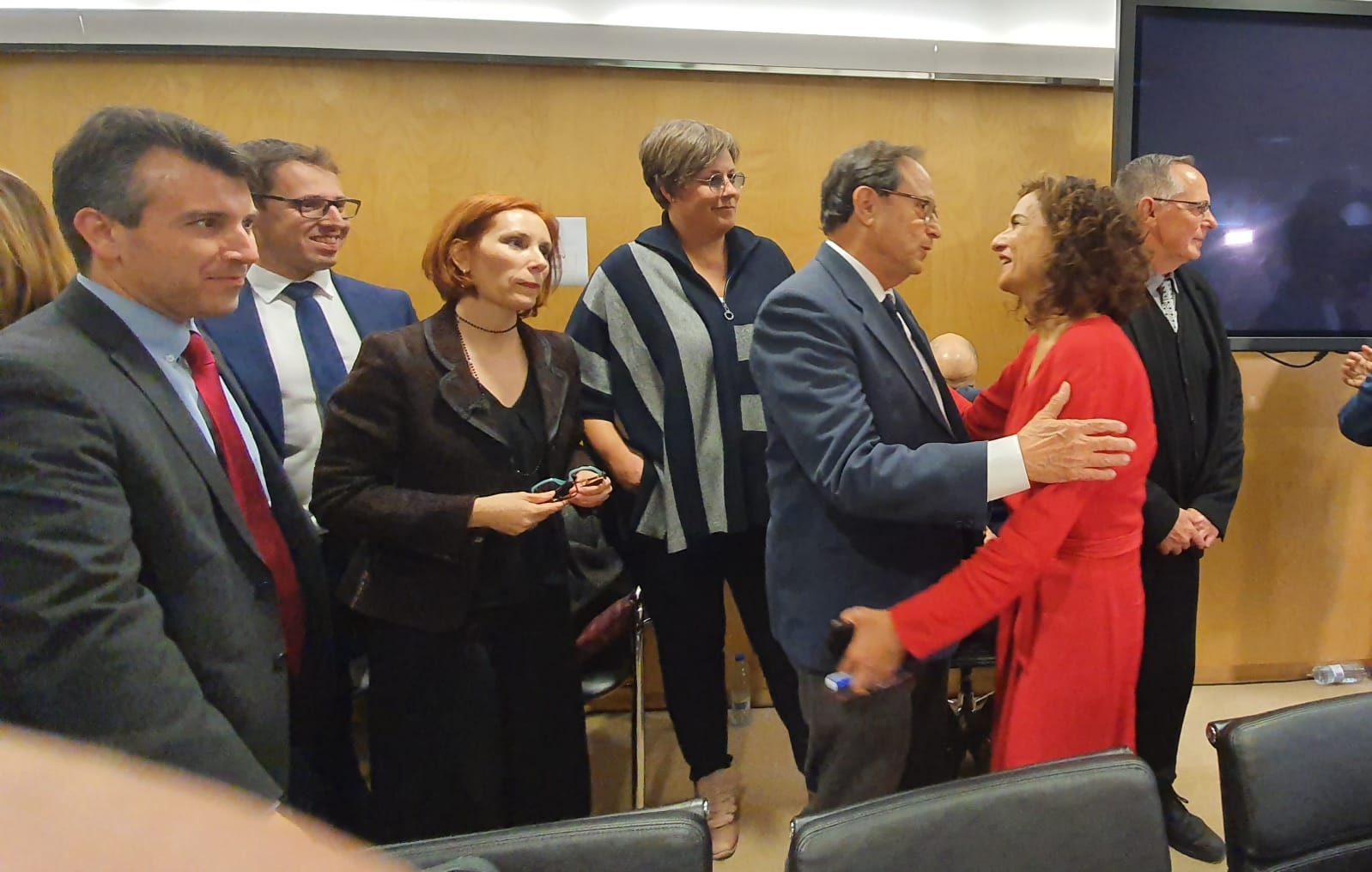 La delegación valenciana encabezada por Vicent Soler saluda a la ministra María Jesús Montero. Foto: GVA - 