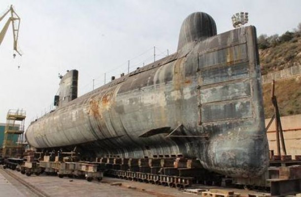 El submarino Tonina 'reflota' y se convertirá en reclamo turístico en el Puerto de Cartagena