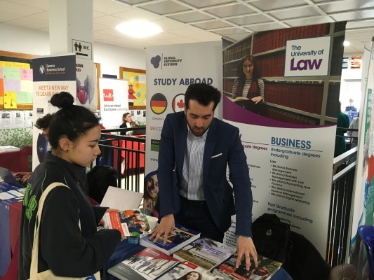La IX Feria de Universidades de ELIS Villamartín reúne a más de 30 centros internacionales