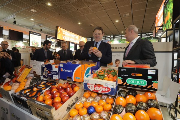 Puig pide a Bruselas igualdad para los agricultores valencianos y estos exigen 