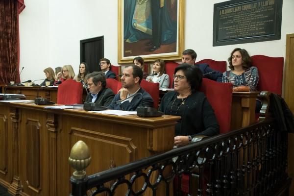 El PP de Elche pone una marcha más en la oposición y busca grietas del bipartito en el Edificant
