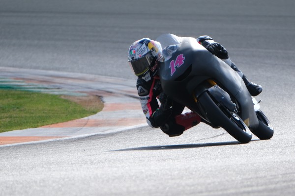 Tony Arbolino domina el inicio de la temporada de Moto3 en Valencia
