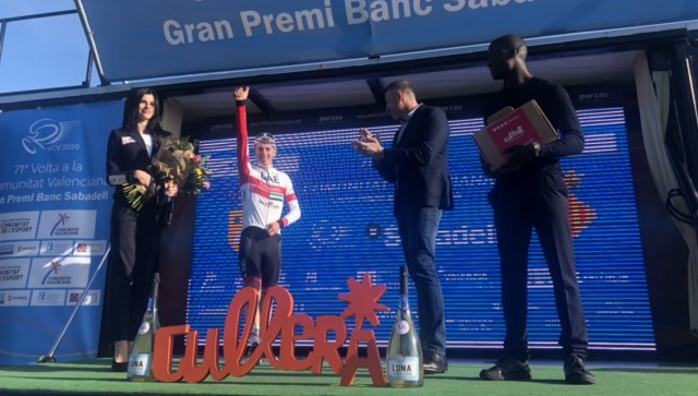 Pogacar se impone a Valverde y es nuevo líder
