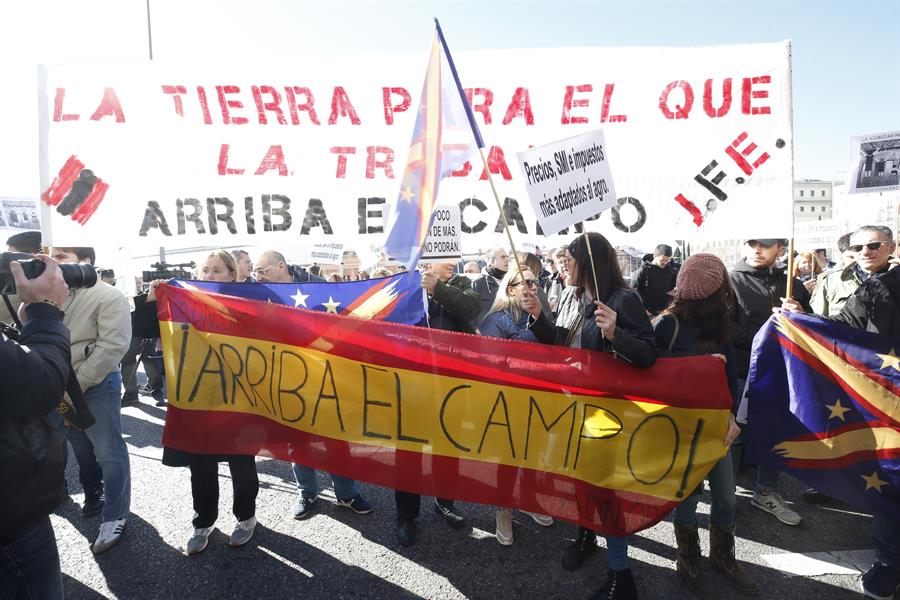 Los agricultores 'calientan' la ronda de reuniones de Planas con la gran distribución