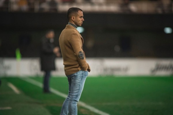 Borja Jiménez se enreda en la pizarra del Cartagena