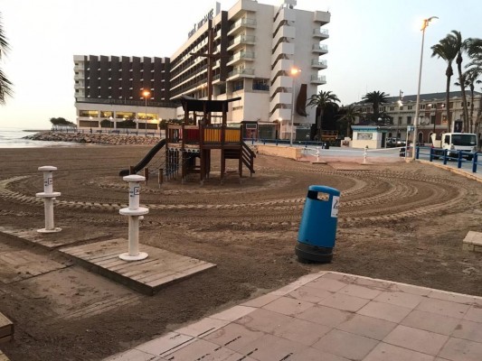 Alicante retira 860 toneladas de raíces de las playas tras el paso de la borrasca 'Gloria'