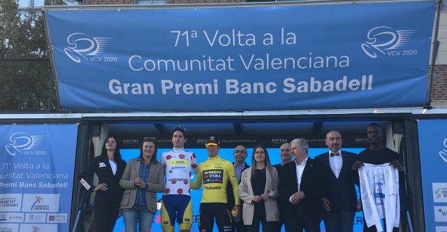 Groenewegen gana al esprint y se enfunda el primer jersey amarillo
