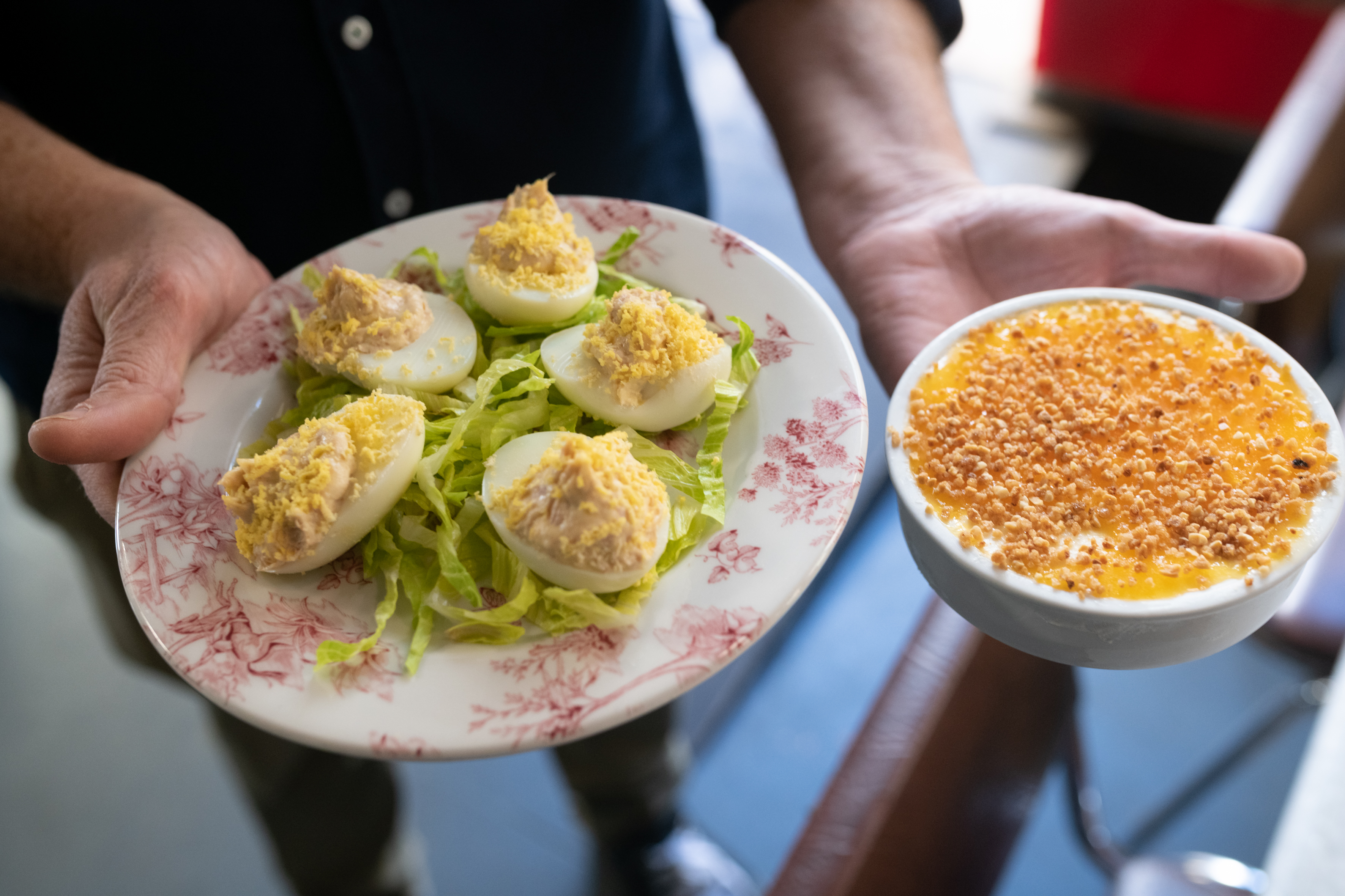 Huevos rellenos y tarta al whisky de La Bernarda. Fotos: KIKE TABERNER - 