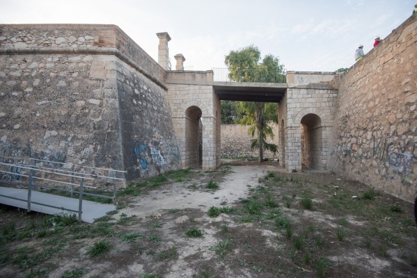 La hora del Castillo de San Fernando: 'estado de sitio' con obras de restauración por doquier