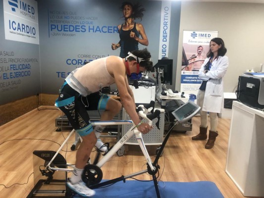 El equipo ciclista Astana pasa los reconocimientos médicos en IMED Levante