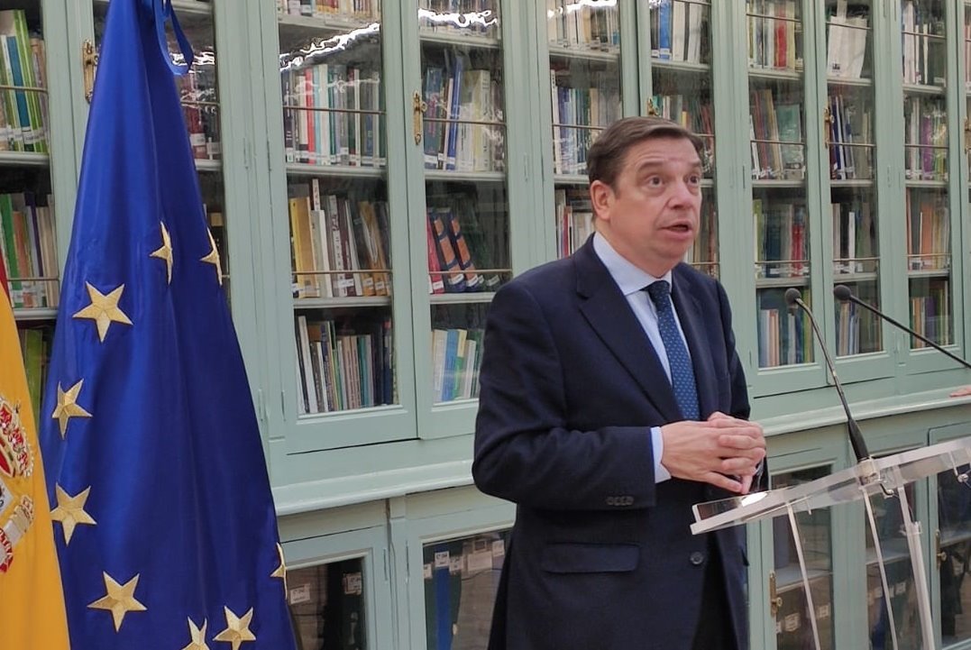 Planas abre la puerta a bonificaciones o incentivos en el sector agrario tras analizar la subida del SMI