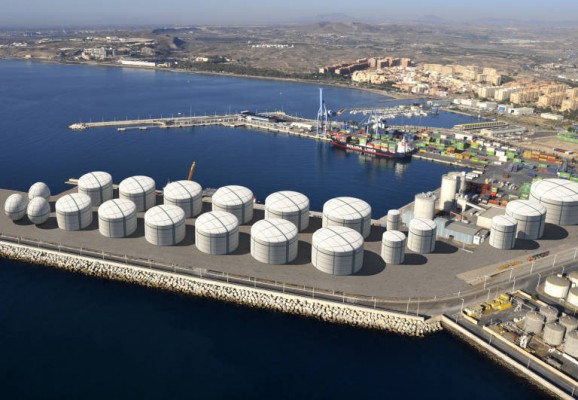 Alicante halla un resquicio frente a los depósitos del Puerto: requieren estudio de impacto ambiental