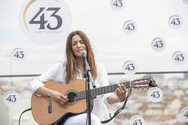 43 LIVE THE ROOF empieza en Alicante su ciclo de conciertos con la intimidad de Bebe