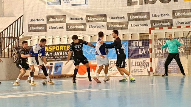 El Balonmano Benidorm sella en Santander su pase a la fase final de la Copa del Rey