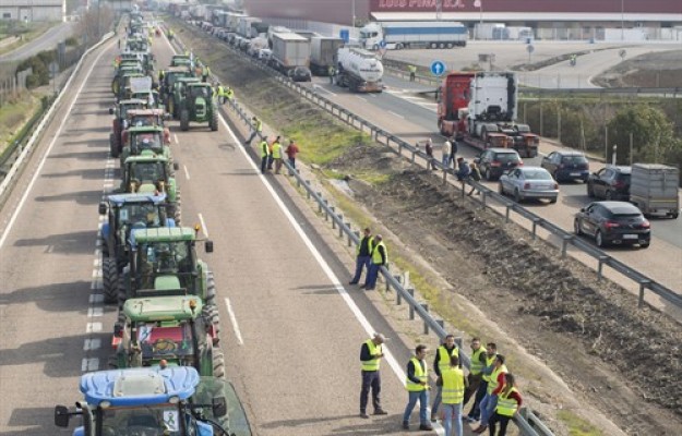 Luis Planas, presionado, convoca ahora a los agricultores a negociar