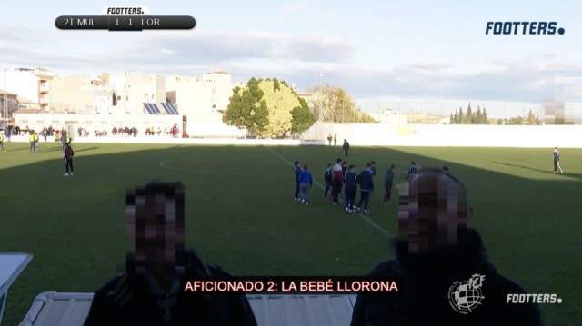 El Muleño niega el paso a sus dos aficionados que se burlaron de una operadora de cámara