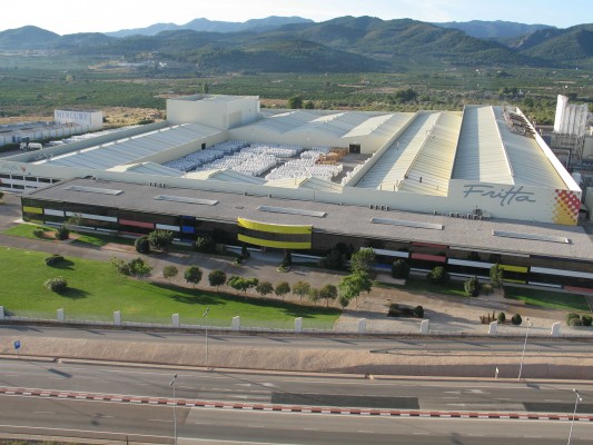 Lone Star compra las esmalteras castellonenses Esmalglass y Fritta