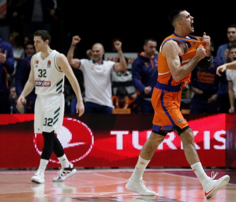 Valencia Basket resiste al asedio de Panathinaikos y se aferra a la séptima plaza