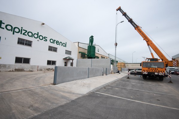 La otra cara del polígono de Orihuela arrasado por la DANA: cierres, daños... y ahora vallas para evitar el desastre