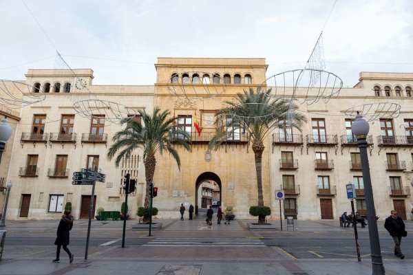 Elche cede a SUMA el cobro del impuesto de plusvalías por el que espera ingresar al menos 6 millones