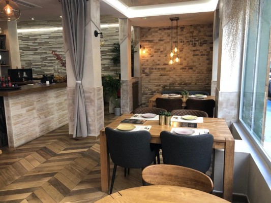 La calle del Teatro de Alicante renueva su oferta hostelera: cocina fusión y empanadas argentinas