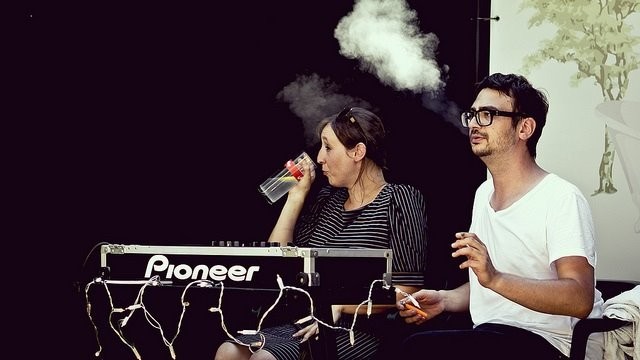 Fumar y beber diariamente puede estar asociado con la edad cerebral avanzada