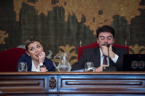 El bipartito de Alicante se rompe con la lengua y la educación sexual: Vox arrastra al PP y lo aleja de Cs