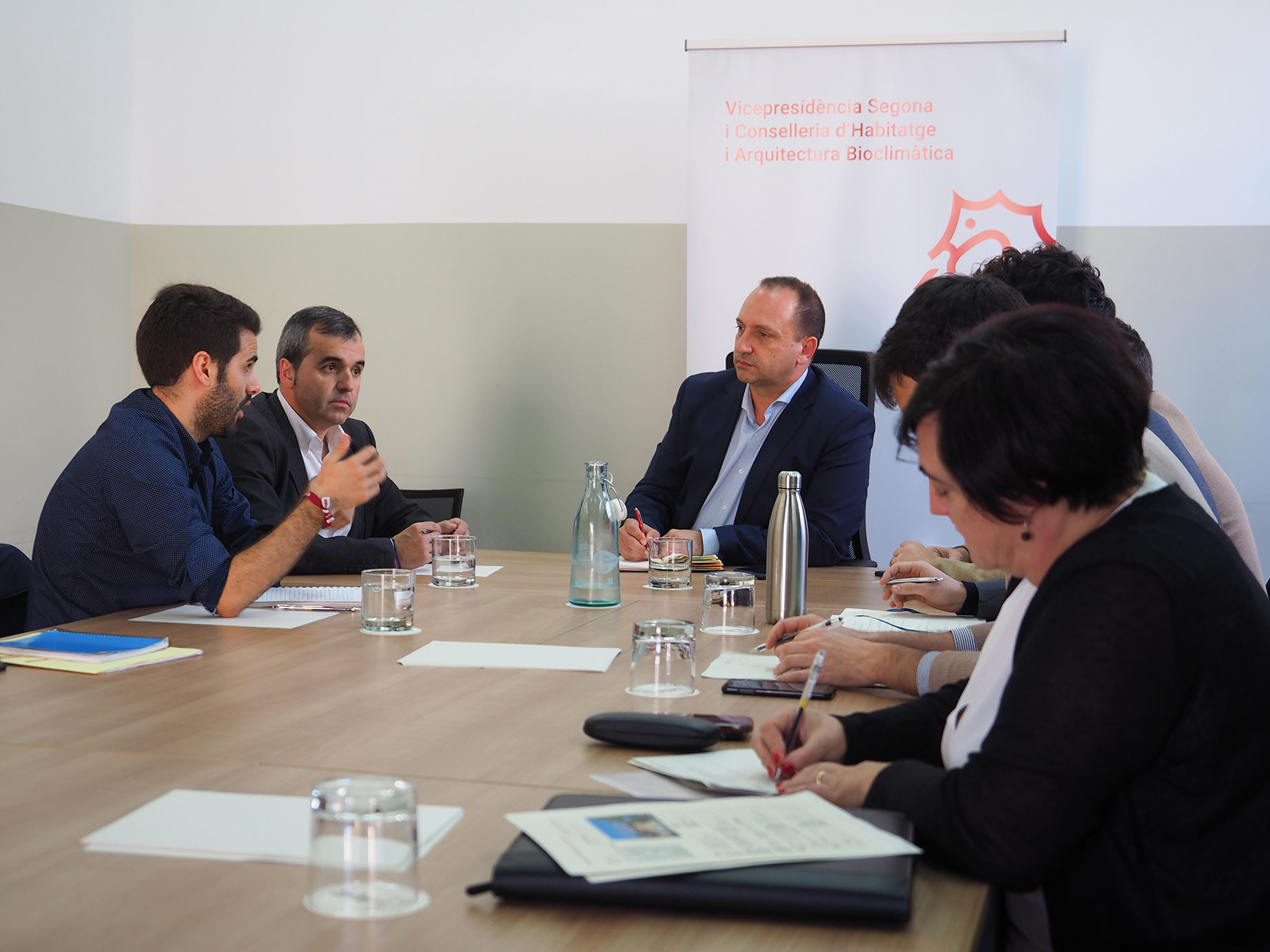 Vivienda se compromete a paralizar los desahucios del fondo Intrum a inquilinos de Aspe 