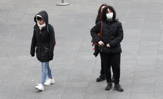 El coronavirus y la contaminación agotan las mascarillas en las farmacias de la Región
