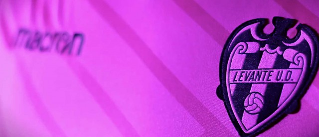 El Levante sorprende con una tercera camiseta rosa y solidaria