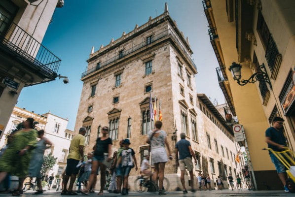 Las becas fraudulentas cuestan 1,8 millones a Generalitat, que saca otras 88