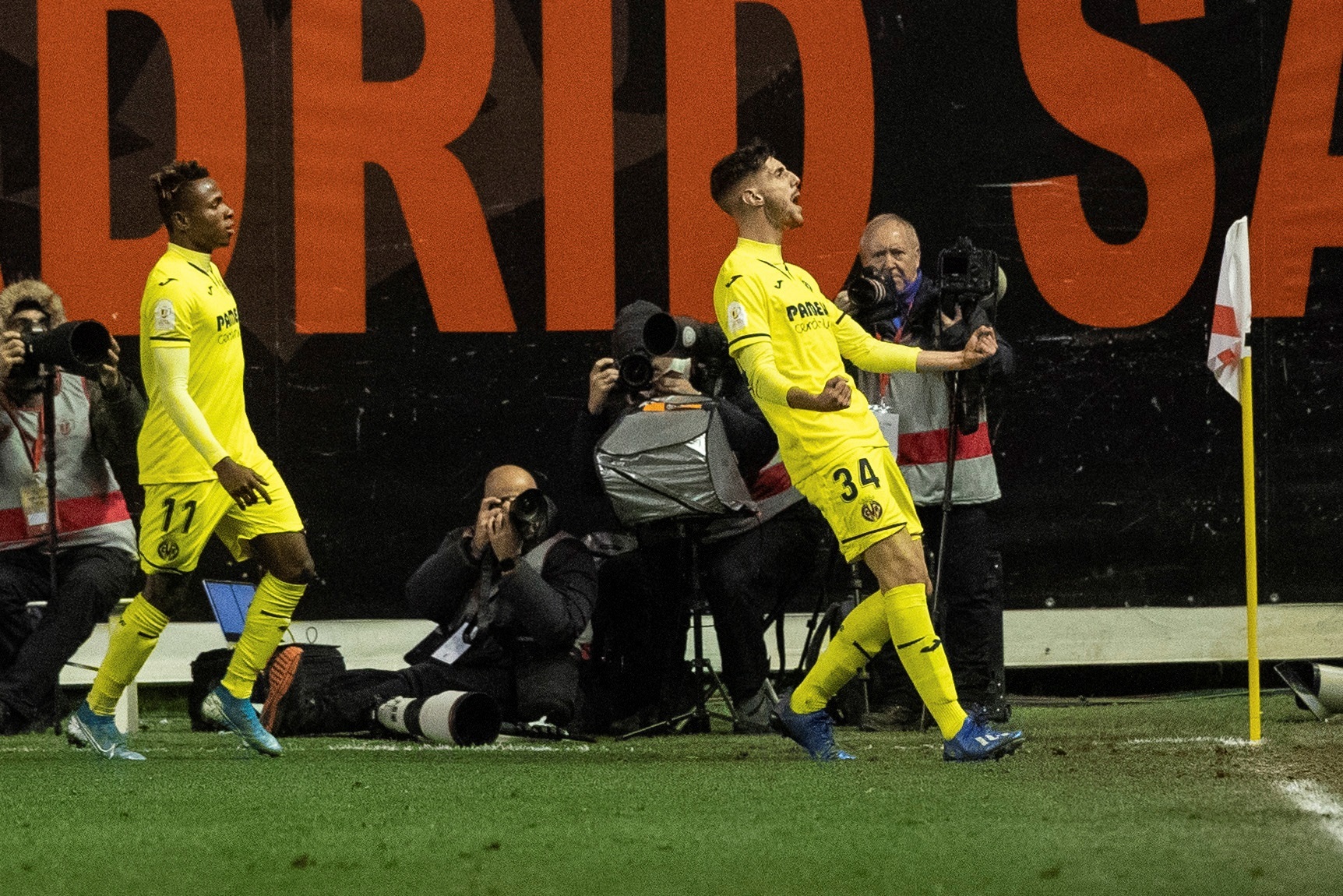 El delantero Fer Niño celebra su gol ante el Rayo. (Foto: EFE/ Rodrigo Jiménez) - 
