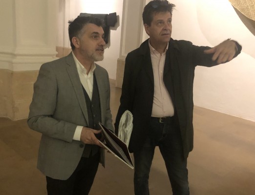 
El artista alemán Rainer Splitt estudia la Sala Verónicas para vertir en ella sus manchas de pintura