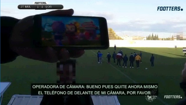 El Muleño CF condena e investiga la mofa de varios de sus aficionados a una operadora de televisión