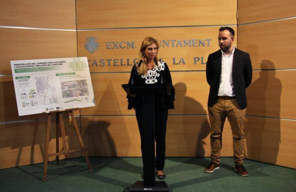 La alcaldesa, Amparo Marco, y el edil de Urbanismo, Rafa Simó, en la presentación del proyecto en octubre. - 