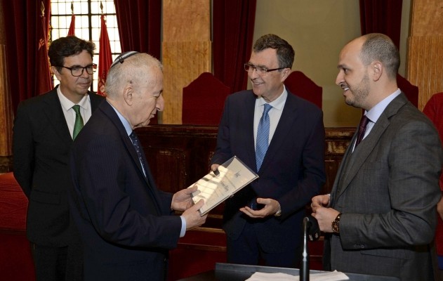 Bernardo Kliksberg es nombrado en Murcia decano de su escuela de 'RSC' con sede en la ciudad
