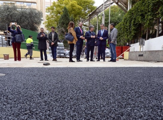 El pavimento que acaba con la contaminación llega al jardín de Santa Isabel de Murcia