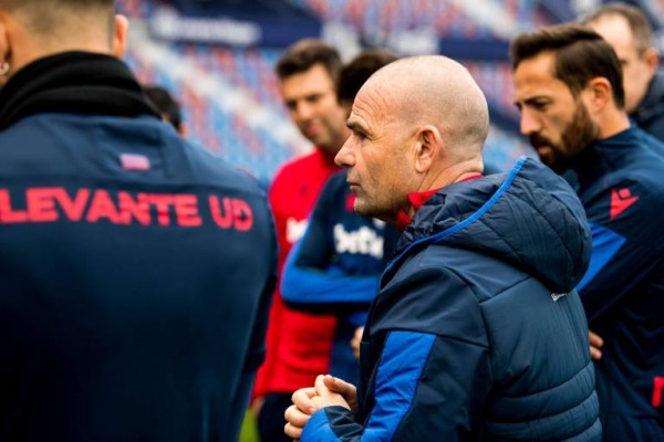Paco López podría alcanzar en el Camp Nou su peor racha sin puntuar