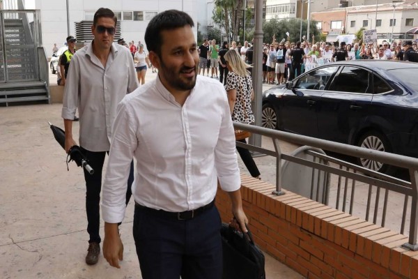 Medio centenar de profesores interinos recibe con gritos a Marzà en Elda por el plurilingüismo